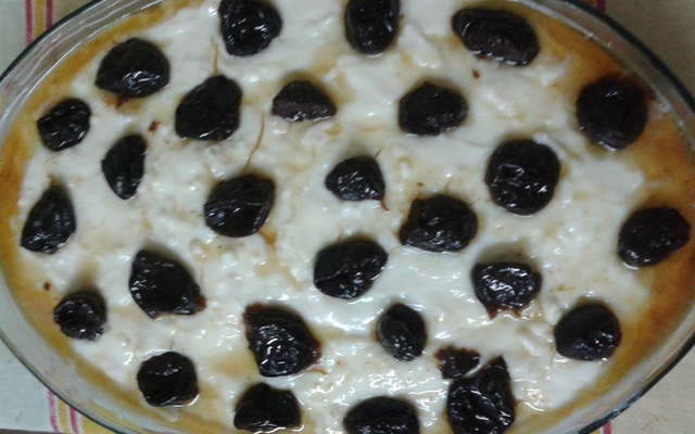 Manjar branco com calda de ameixas