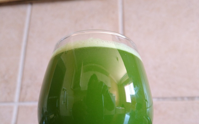 Suco de couve com laranja e gengibre