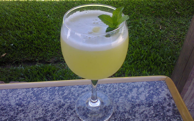 Suco de abacaxi com hortelã