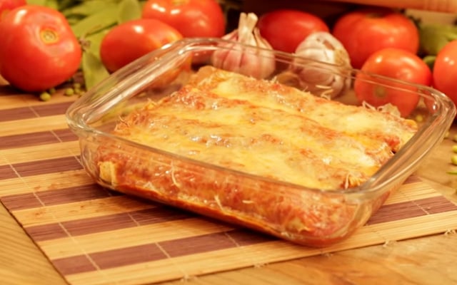 Panquecas com recheio de carne e ervilhas