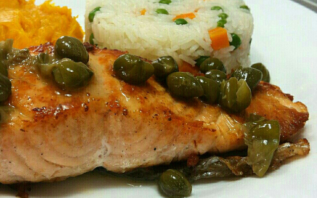 Salmão com alcaparras