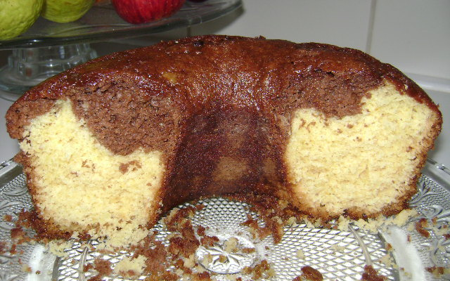 Bolo com casca de laranja e chocolate