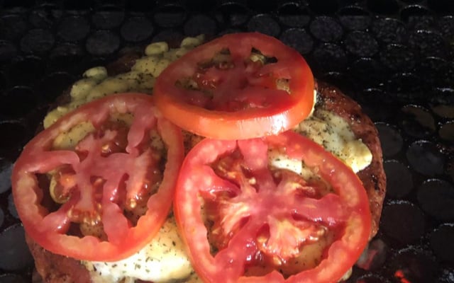 Linguiça pizzaiolo na churrasqueira