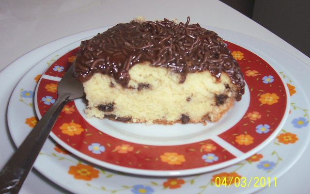 Bolo de baunilha com gotas de chocolate e cobertura (super fofo)