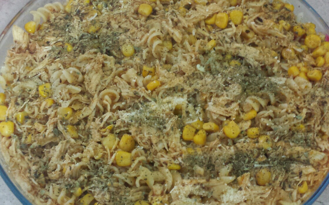 Macarronada com frango desfiado