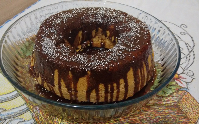 Bolo simples de coco com cobertura de chocolate (muito fácil)