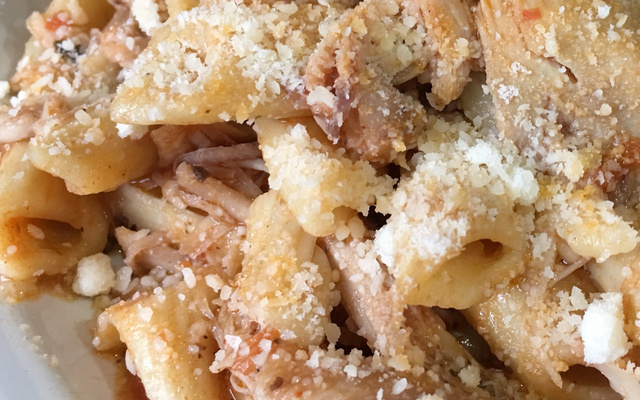 Macarrão com frango na panela de pressão