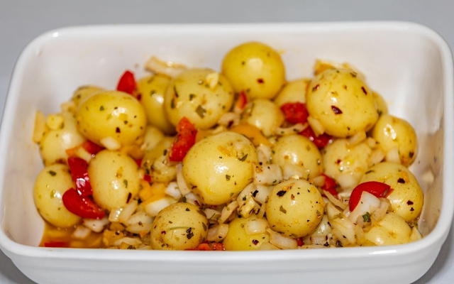 Batatinha em conserva com cebola, pimenta e temperos