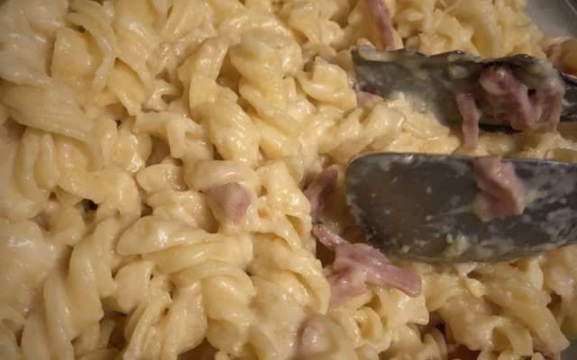 Macarrão com presunto e molho branco
