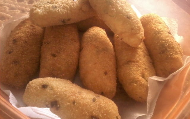 Bolinho de mandioca recheado de carne moída