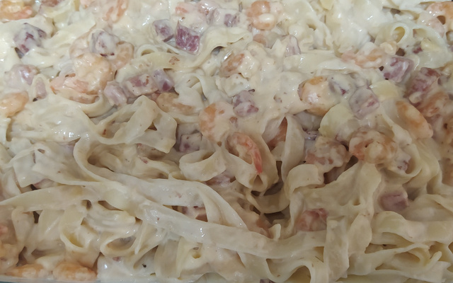 Macarrão ao molho branco com bacon e camarão