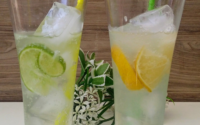 Drink sem álcool com água de coco e tônica