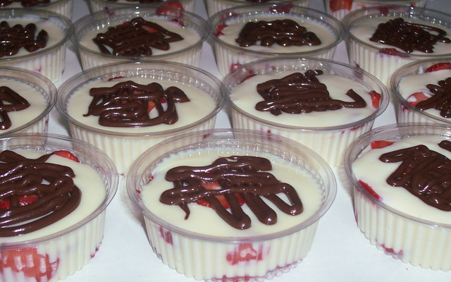 Creme gelado com morangos e um toque de ganache