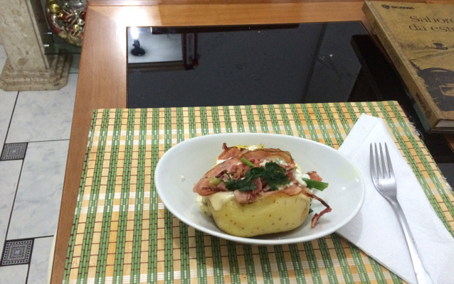 Batata recheada de microondas