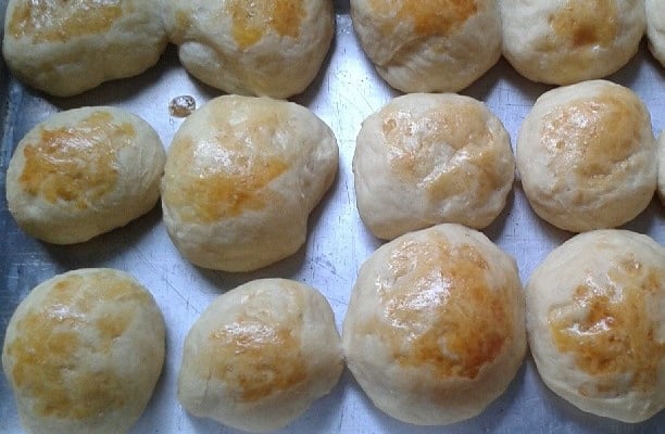 Pão de batata recheado com requeijão