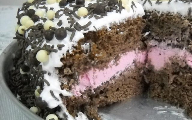 Bolo de chocolate com mousse de danoninho