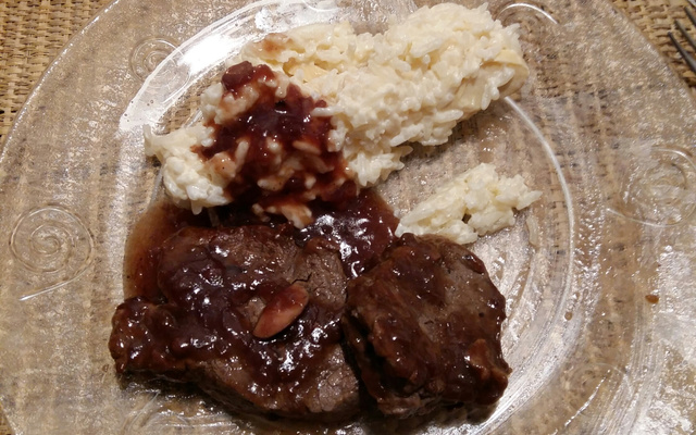 Medalhão de filé mignon ao falso molho madeira