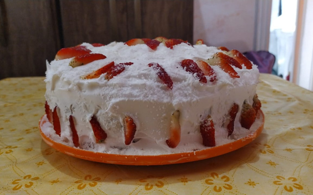 Bolo com doce de leite e morango da Tamy