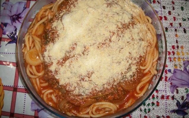Macarrão ao molho com sardinha e queijo ralado