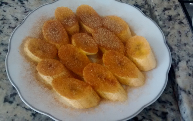 Banana de microondas com canela e açúcar