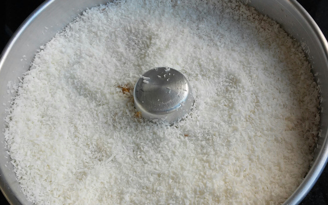 Bolo com cobertura de coco