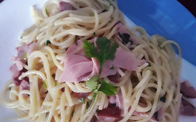 Macarrão com calabresa e presunto