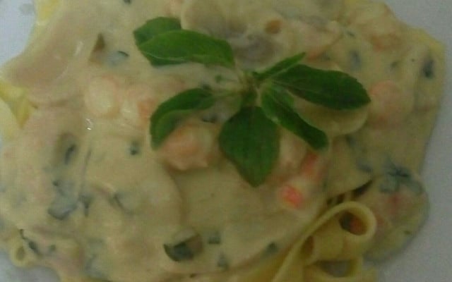 Talharim ao Molho Branco com Camarão e Champignon
