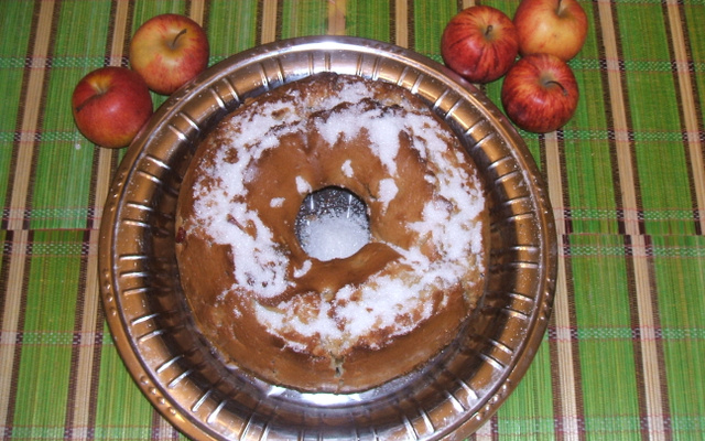 Bolo de maçã com nozes