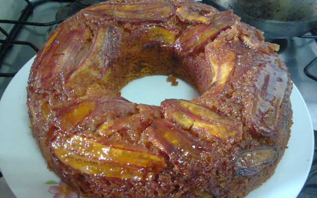 Bolo de iogurte e bananas carameladas