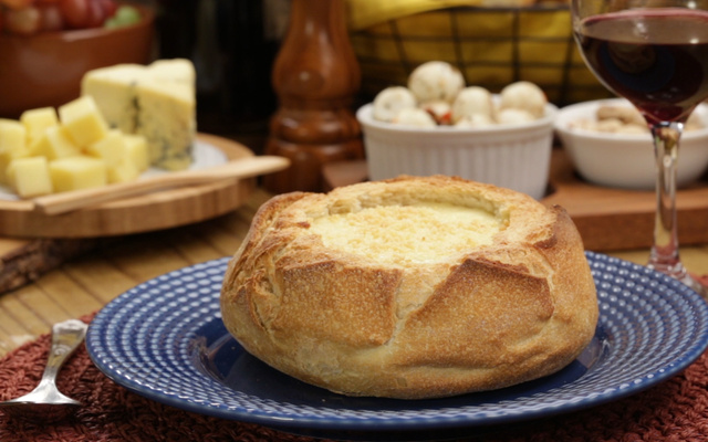 Sopa creme de queijos no pão italiano