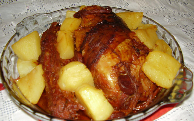Carne assada com batatas