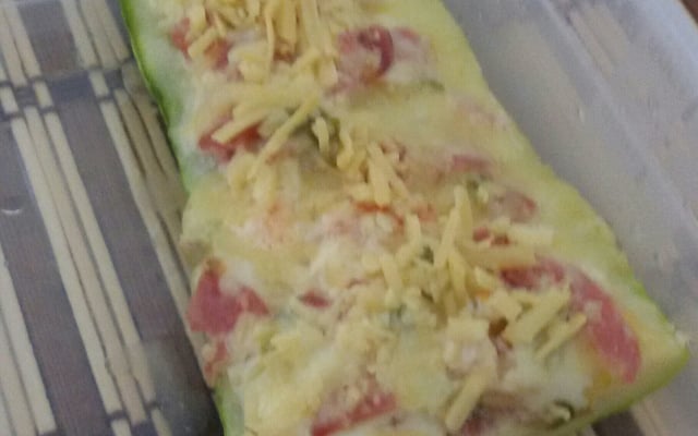 Abobrinha recheada com frango (Zapalito)