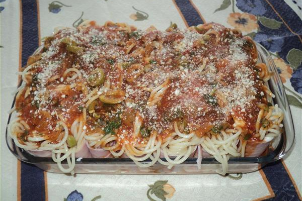 Rolinhos descabelados de espaguete