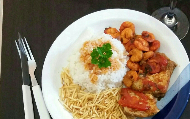 Peixe ao molho de tomate e camarão