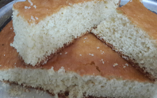 Bolo com pedaços de abacaxi na massa