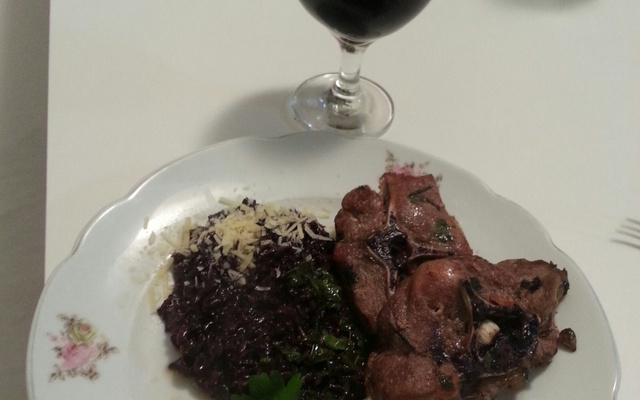 Risoto de arroz preto com molho de limão siciliano