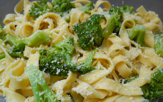 Talharim ao brócolis com alho e óleo