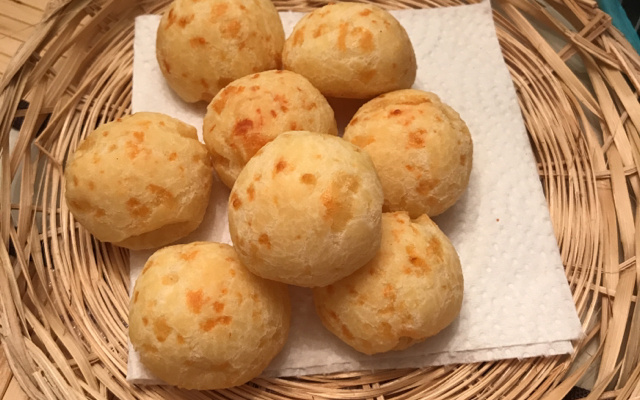 Pão de queijo de padaria (delicioso)