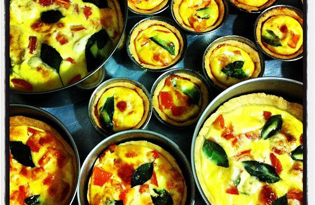 Quiche de queijo, tomate e manjericão