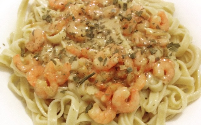 Talharim ao molho 4 queijos com camarões