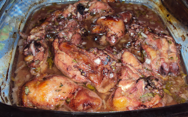 Coxa e sobre coxa de frango assada ao vinho