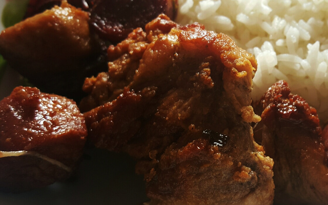 Costela de porco com linguiça calabresa defumada