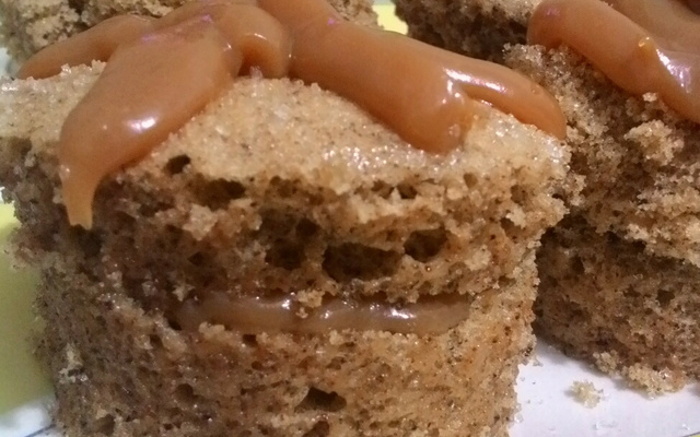 Bolo de caneca de canela com doce de leite