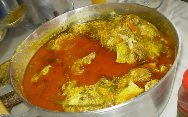 Moqueca baiana de corvina com camarão fresco