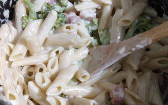 Macarrão com brócolis e creme branco