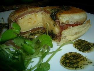 Folhado de Brie e Parma com mel de ervas