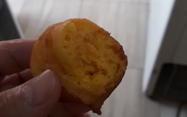 Bolinho de chuva de cenoura com calda de chocolate