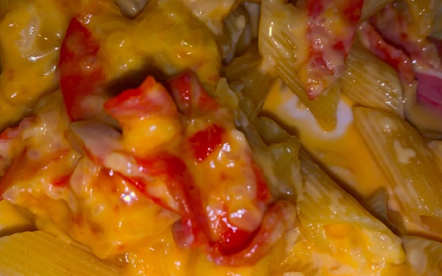 Macarrão ao molho pepperoni, parmesão e requeijão