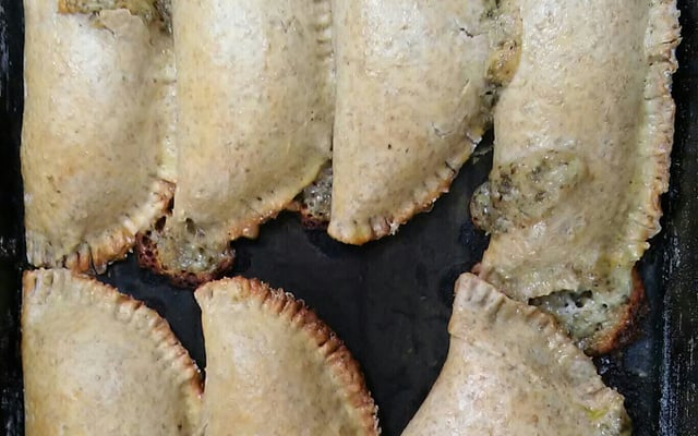 Pastel assado com recheio de pizza