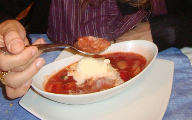 Sopa de morangos, manjericão e tomilho com sorvete de creme